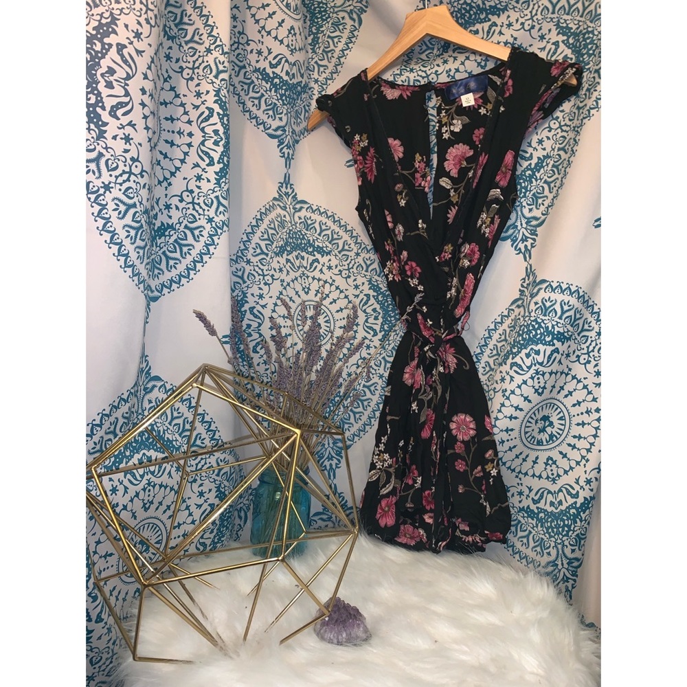 🔆 3 for $40 Francesca’s Black & Floral Romper